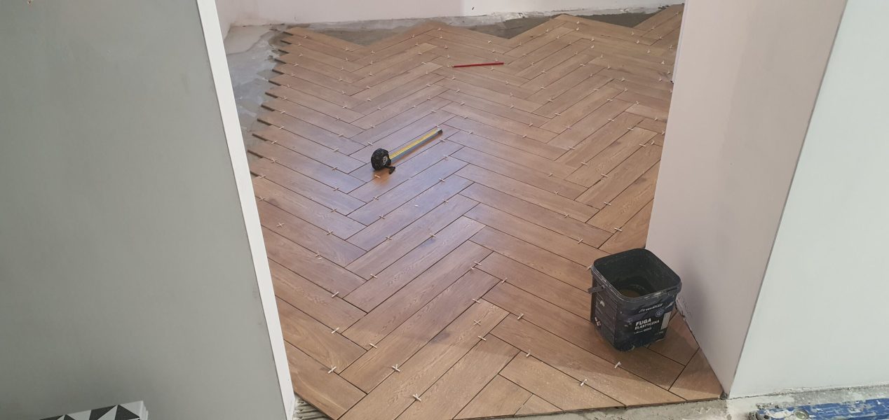 Układanie płytek w kuchni na podłodze– wykończenie mieszkania Kraków