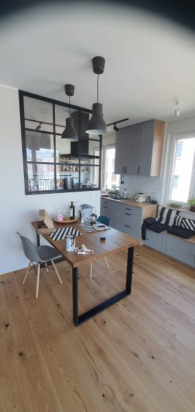 Salon po remoncie z oświetleniem punktowym – Kraków