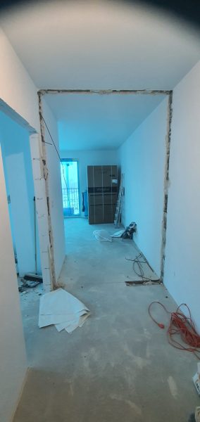 Prace wyburzeniowe ścianek działowych podczas remontu mieszkania – Kraków