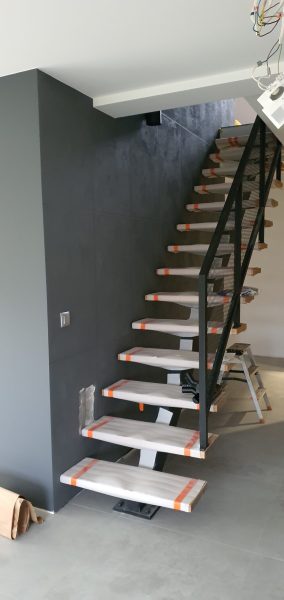 Schody z dekoracyjną ścianą w betonie architektonicznym – realizacja Rudnik koło Stalowej Woli