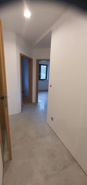 Hol z płytkami podłogowymi i malowanymi ścianami – widok na drzwi do sypialni, realizacja Rudnik koło Stalowej Woli