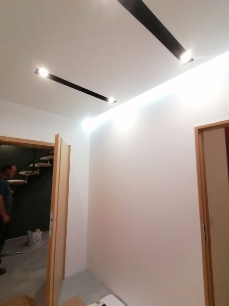 Sufit podwieszany z oświetleniem LED i wnękami pod tuby świetlne – realizacja Rudnik koło Stalowej Woli