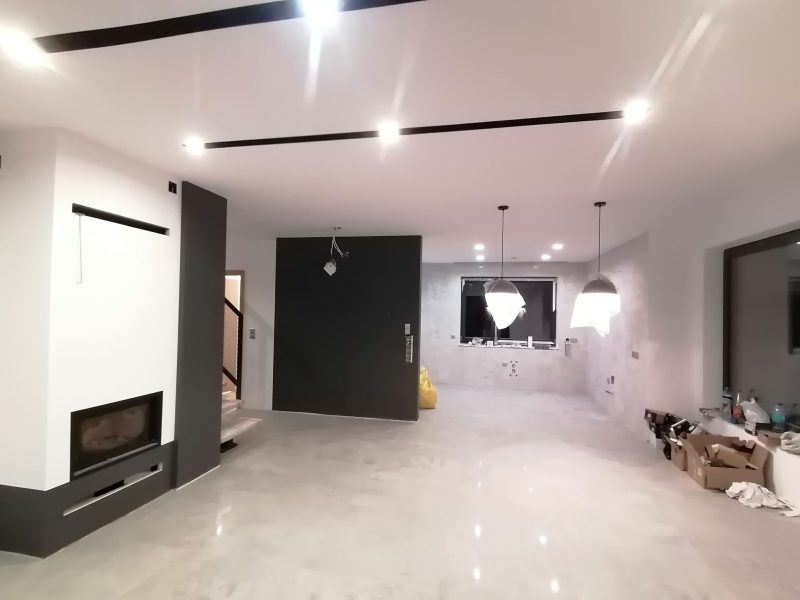 Salon z sufitem podwieszanym z wnękami na tuby świetlne i płytkami podłogowymi – Rudnik koło Stalowej Woli