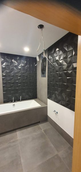 Gotowa łazienka z zabudową wanny i płytkami ściennymi – realizacja Rudnik koło Stalowej Woli