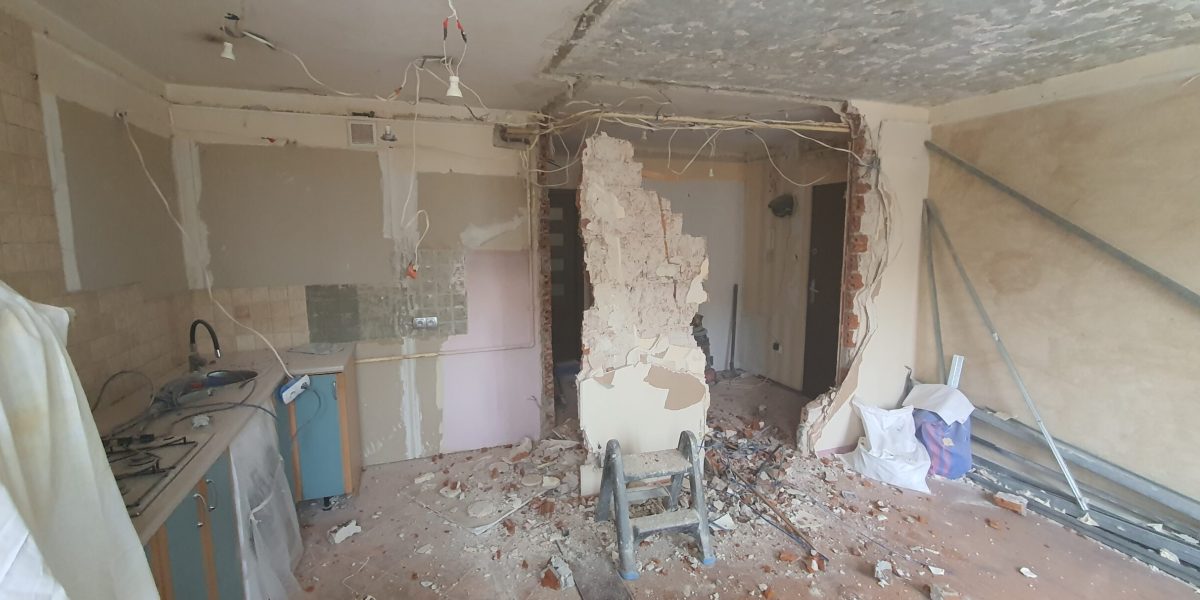 Prace remontowe w trakcie – adaptacja trzech pomieszczeń: kuchni, przedpokoju i pokoju podczas remontu mieszkania, Stalowa Wola