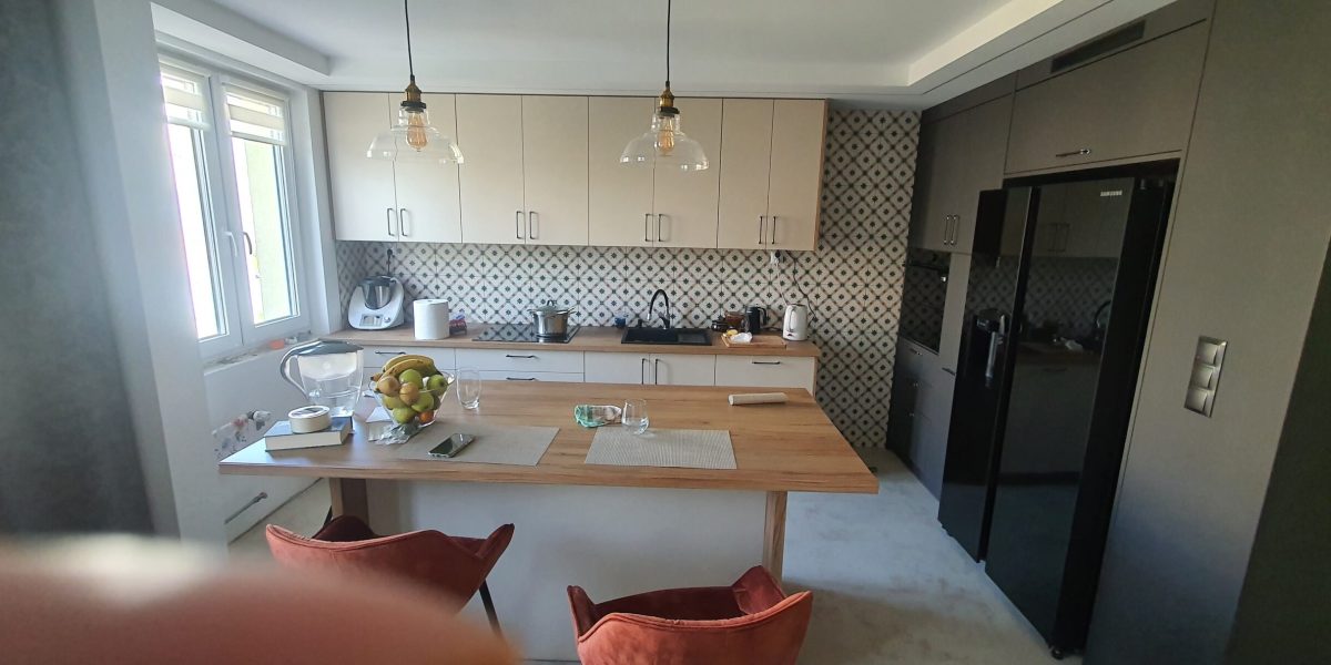 Efekt końcowy remontu – nowoczesna kuchnia po adaptacji trzech pomieszczeń, Stalowa Wola