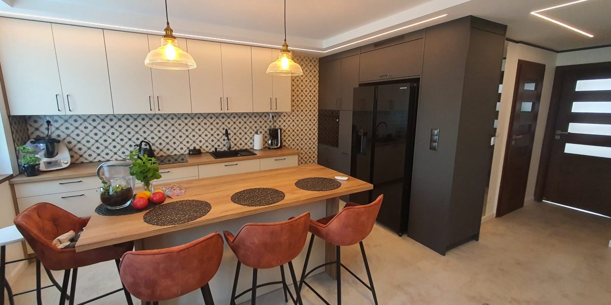 Efekt końcowy remontu – nowoczesna kuchnia po adaptacji trzech pomieszczeń, Stalowa Wola