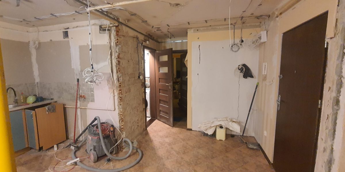 Prace remontowe w trakcie – adaptacja trzech pomieszczeń: kuchni, przedpokoju i pokoju podczas remontu mieszkania, Stalowa Wola