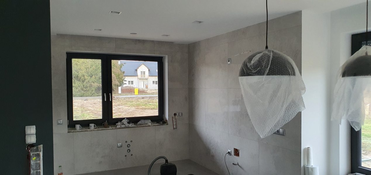 Kuchnia w domu jednorodzinnym – ściany wyłożone płytkami, realizacja Rudnik koło Stalowej Woli